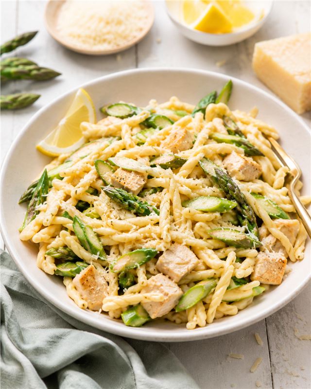 Creamy Asparagus and Chicken Pasta